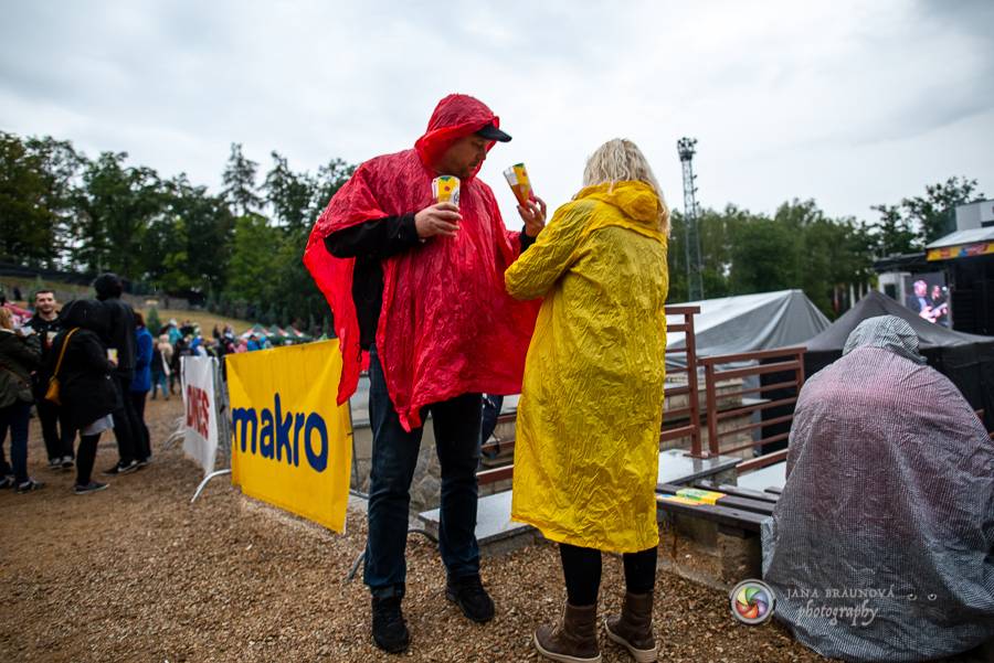 Létofest pokračuje v Plzni: První den odráželi nápor deště Chinaski, Mig 21 i BSP