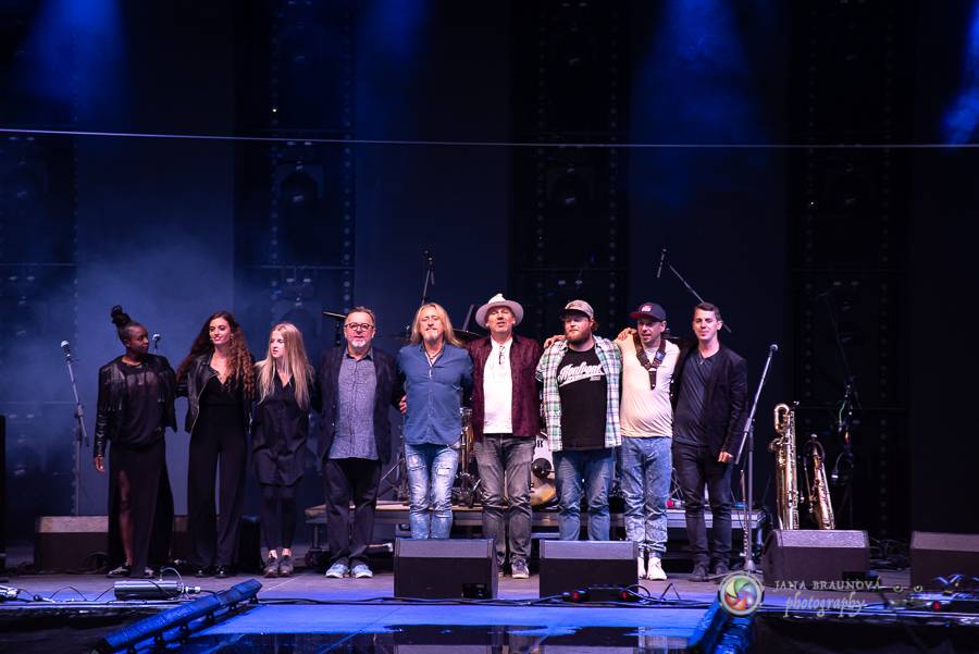 Létofest pokračuje v Plzni: První den odráželi nápor deště Chinaski, Mig 21 i BSP