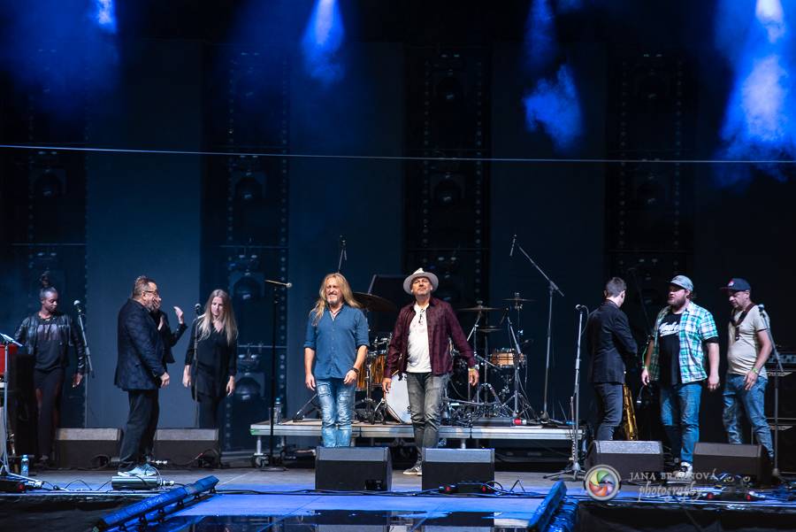 Létofest pokračuje v Plzni: První den odráželi nápor deště Chinaski, Mig 21 i BSP