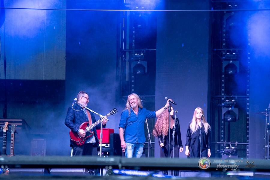 Létofest pokračuje v Plzni: První den odráželi nápor deště Chinaski, Mig 21 i BSP