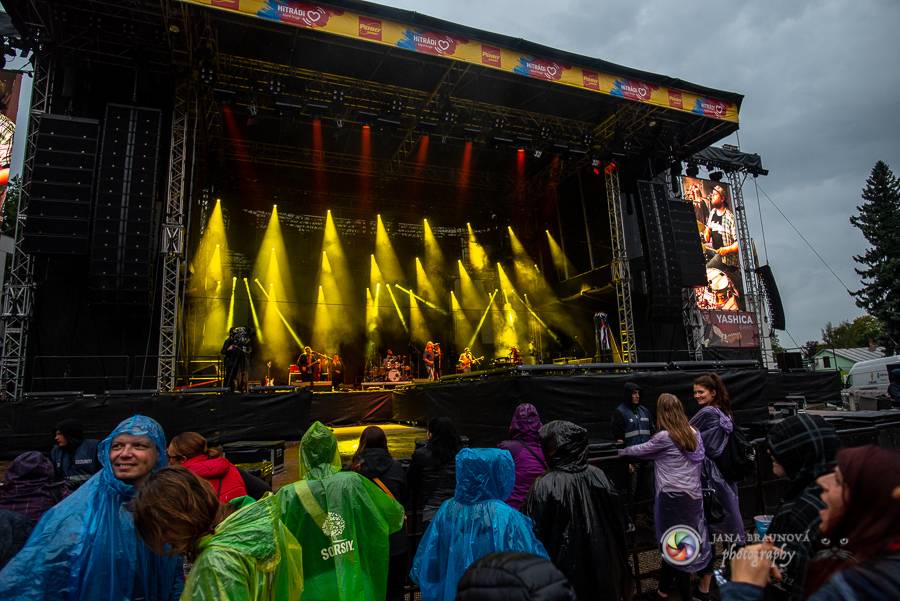 Létofest pokračuje v Plzni: První den odráželi nápor deště Chinaski, Mig 21 i BSP