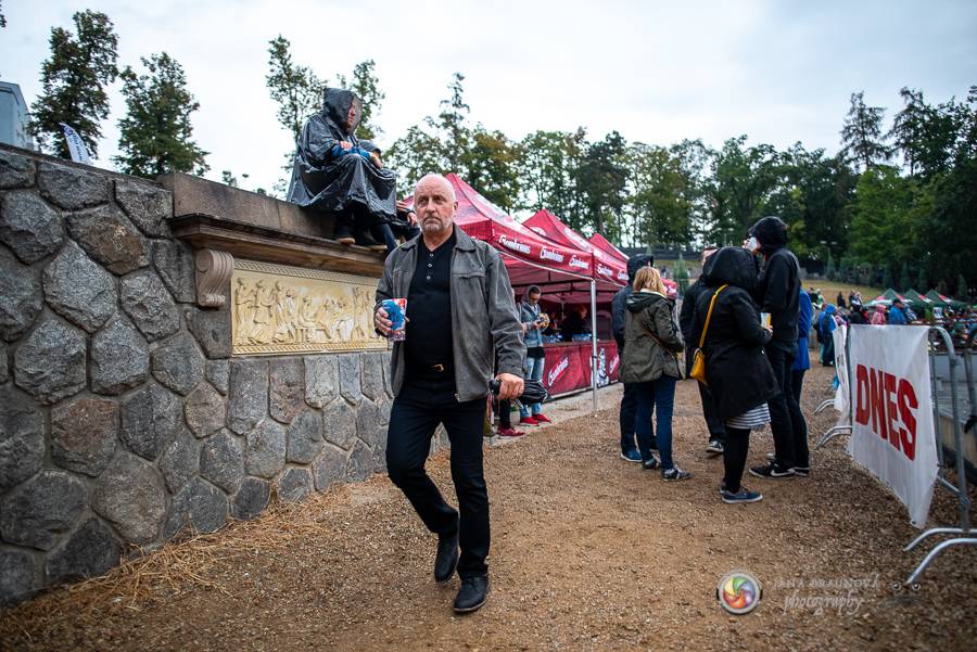 Létofest pokračuje v Plzni: První den odráželi nápor deště Chinaski, Mig 21 i BSP