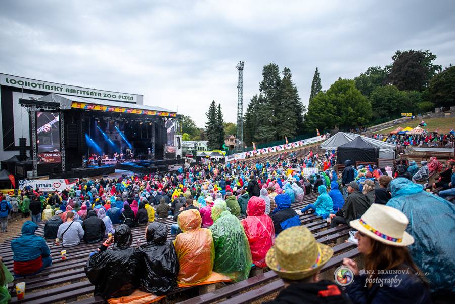 Létofest pokračuje v Plzni: První den odráželi nápor deště Chinaski, Mig 21 i BSP