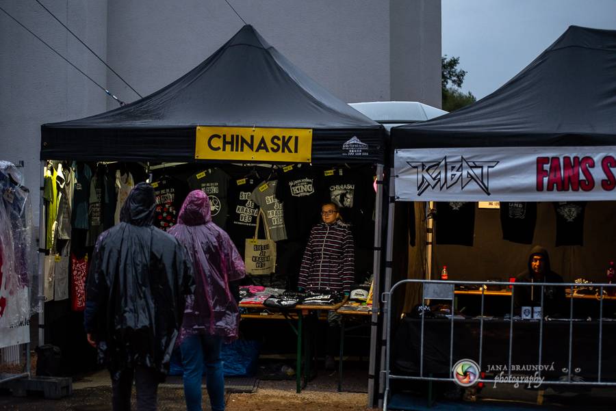 Létofest pokračuje v Plzni: První den odráželi nápor deště Chinaski, Mig 21 i BSP