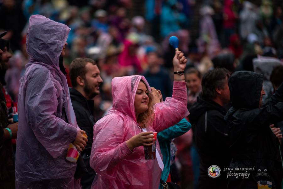 Létofest pokračuje v Plzni: První den odráželi nápor deště Chinaski, Mig 21 i BSP