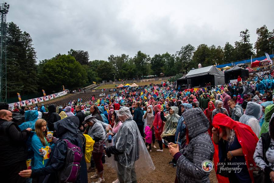 Létofest pokračuje v Plzni: První den odráželi nápor deště Chinaski, Mig 21 i BSP