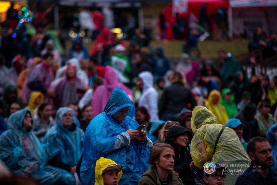 Létofest pokračuje v Plzni: První den odráželi nápor deště Chinaski, Mig 21 i BSP