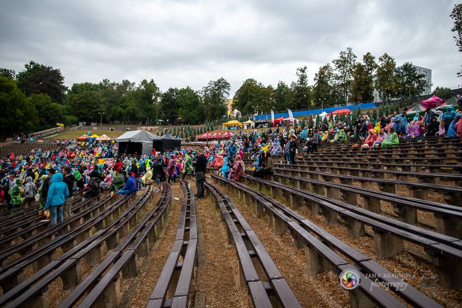 Létofest pokračuje v Plzni: První den odráželi nápor deště Chinaski, Mig 21 i BSP