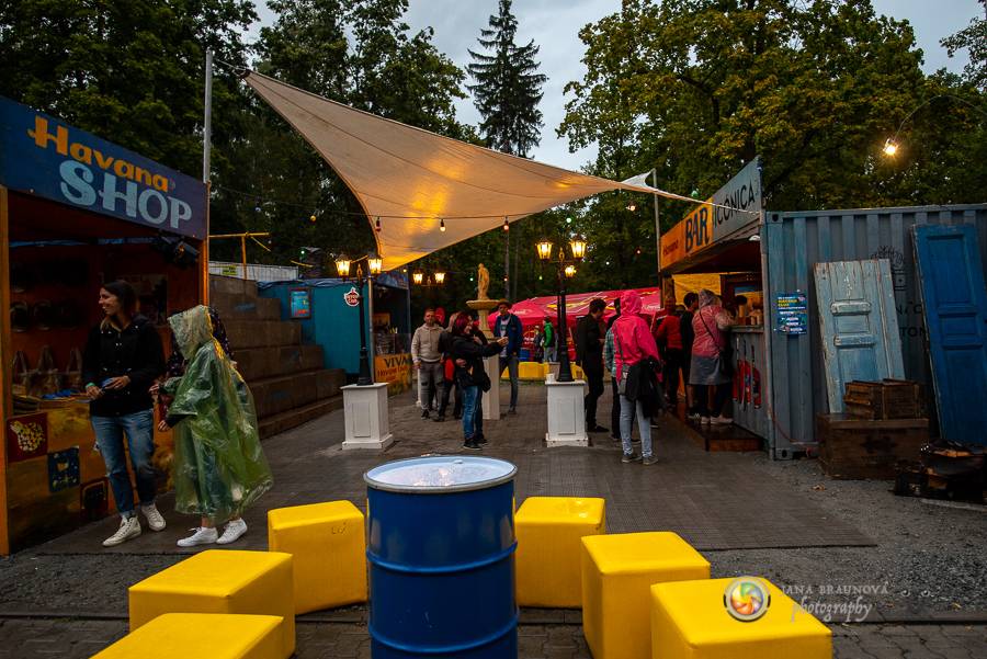 Létofest pokračuje v Plzni: První den odráželi nápor deště Chinaski, Mig 21 i BSP