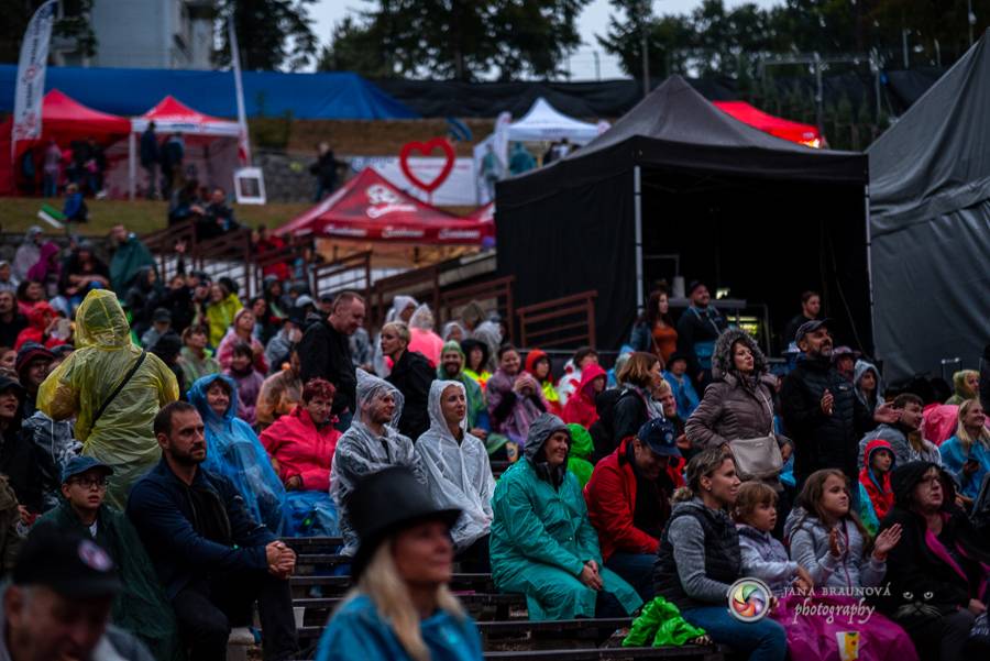 Létofest pokračuje v Plzni: První den odráželi nápor deště Chinaski, Mig 21 i BSP