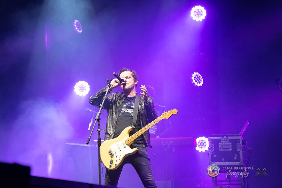 Létofest pokračuje v Plzni: První den odráželi nápor deště Chinaski, Mig 21 i BSP