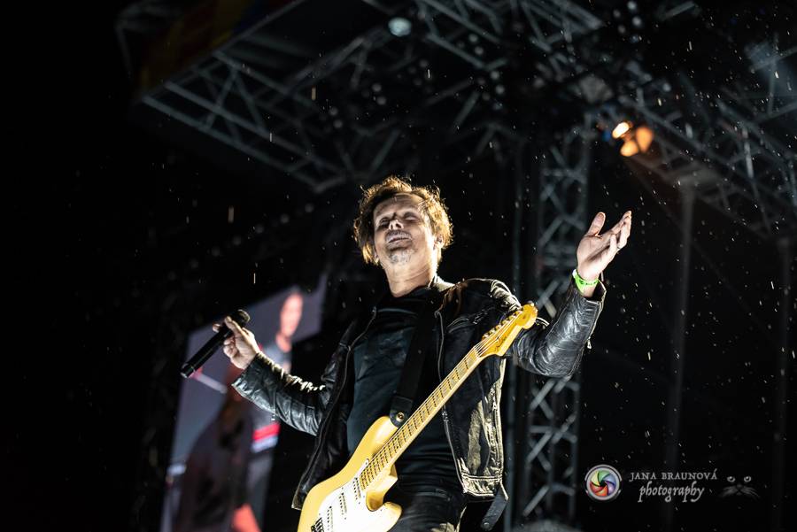 Létofest pokračuje v Plzni: První den odráželi nápor deště Chinaski, Mig 21 i BSP