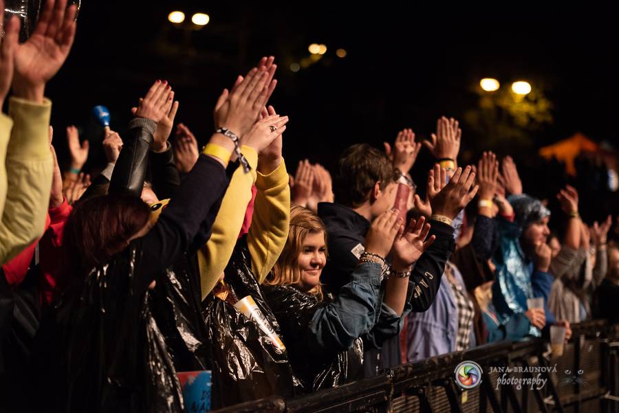 Létofest pokračuje v Plzni: První den odráželi nápor deště Chinaski, Mig 21 i BSP