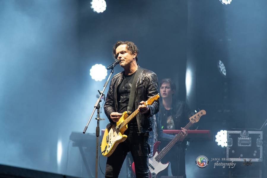 Létofest pokračuje v Plzni: První den odráželi nápor deště Chinaski, Mig 21 i BSP