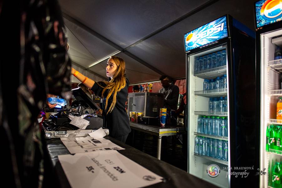 Létofest pokračuje v Plzni: První den odráželi nápor deště Chinaski, Mig 21 i BSP