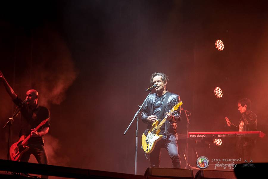 Létofest pokračuje v Plzni: První den odráželi nápor deště Chinaski, Mig 21 i BSP