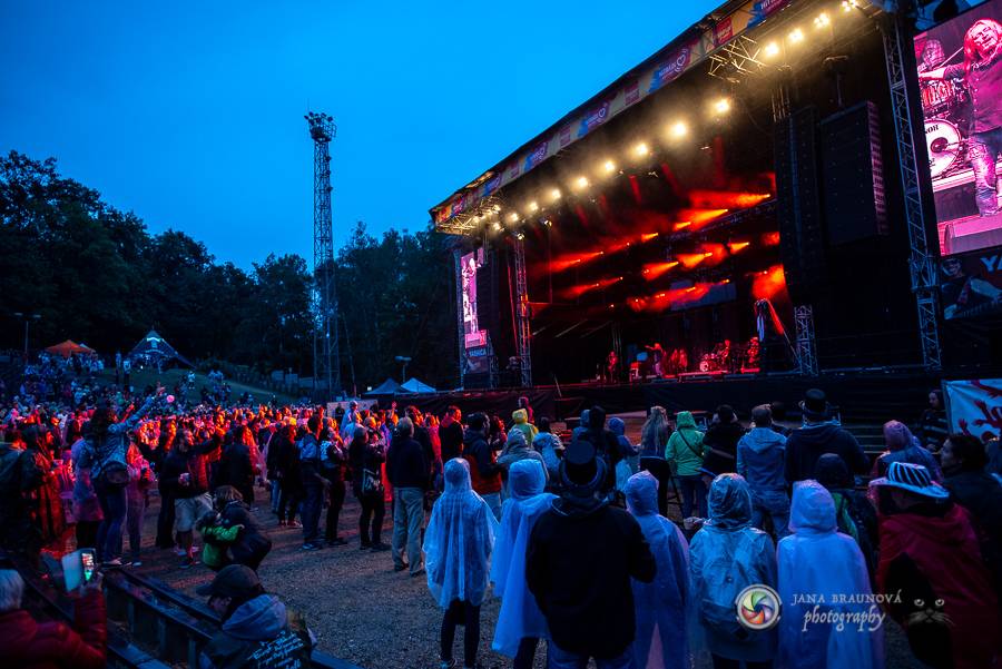 Létofest pokračuje v Plzni: První den odráželi nápor deště Chinaski, Mig 21 i BSP