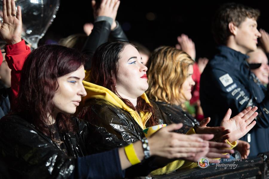 Létofest pokračuje v Plzni: První den odráželi nápor deště Chinaski, Mig 21 i BSP