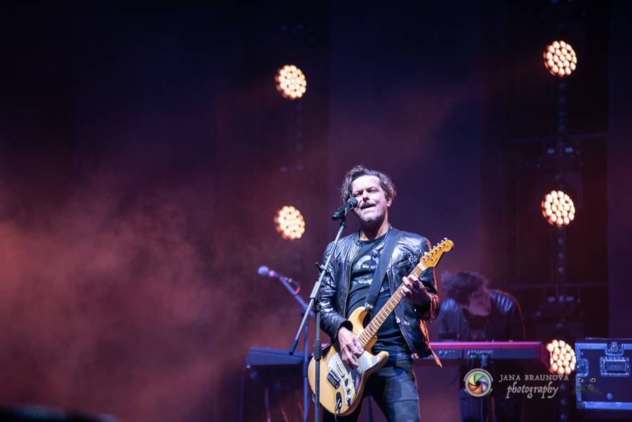 Létofest pokračuje v Plzni: První den odráželi nápor deště Chinaski, Mig 21 i BSP