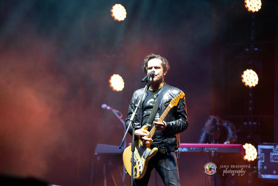 Létofest pokračuje v Plzni: První den odráželi nápor deště Chinaski, Mig 21 i BSP