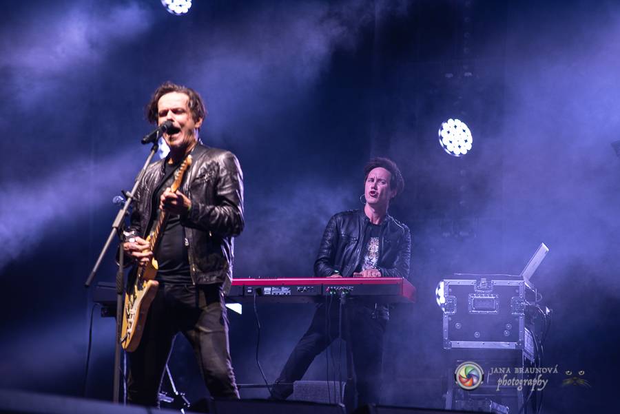 Létofest pokračuje v Plzni: První den odráželi nápor deště Chinaski, Mig 21 i BSP