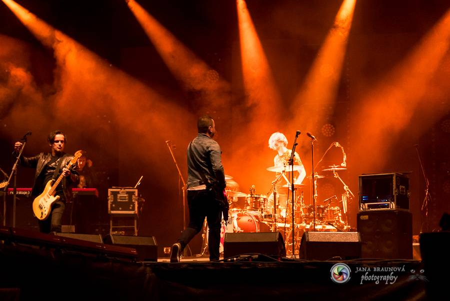 Létofest pokračuje v Plzni: První den odráželi nápor deště Chinaski, Mig 21 i BSP