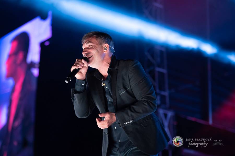 Létofest pokračuje v Plzni: První den odráželi nápor deště Chinaski, Mig 21 i BSP