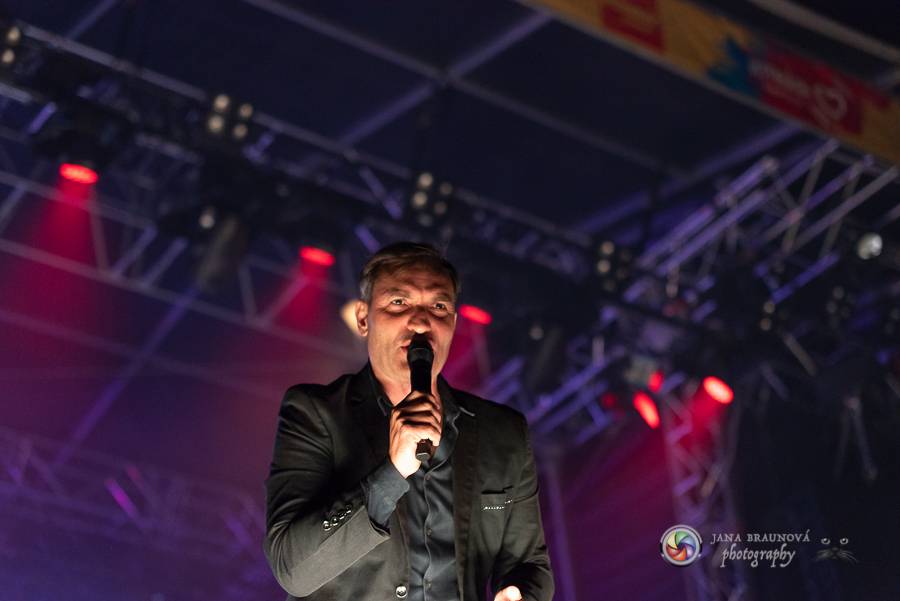 Létofest pokračuje v Plzni: První den odráželi nápor deště Chinaski, Mig 21 i BSP