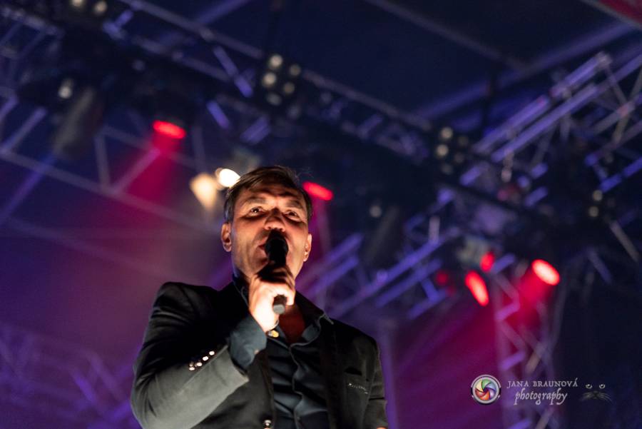 Létofest pokračuje v Plzni: První den odráželi nápor deště Chinaski, Mig 21 i BSP