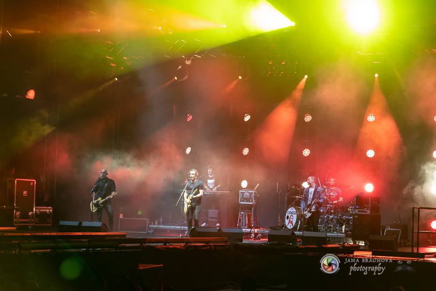 Létofest pokračuje v Plzni: První den odráželi nápor deště Chinaski, Mig 21 i BSP