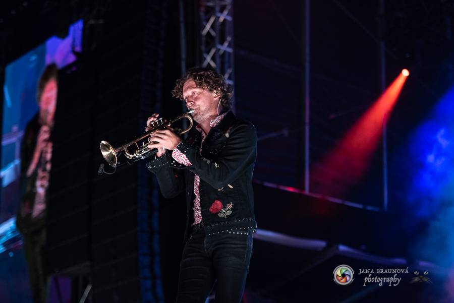 Létofest pokračuje v Plzni: První den odráželi nápor deště Chinaski, Mig 21 i BSP