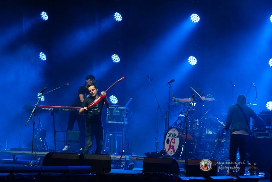 Létofest pokračuje v Plzni: První den odráželi nápor deště Chinaski, Mig 21 i BSP