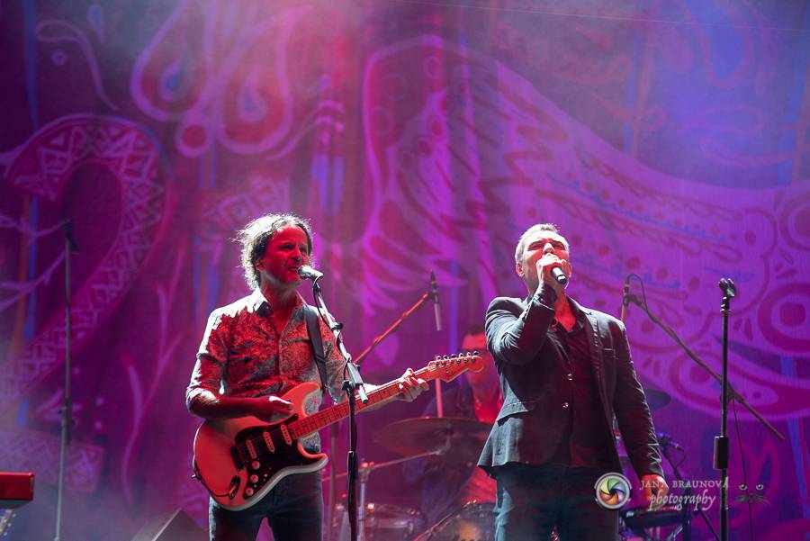 Létofest pokračuje v Plzni: První den odráželi nápor deště Chinaski, Mig 21 i BSP