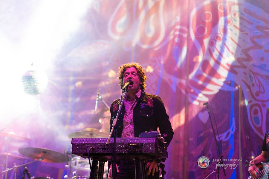 Létofest pokračuje v Plzni: První den odráželi nápor deště Chinaski, Mig 21 i BSP