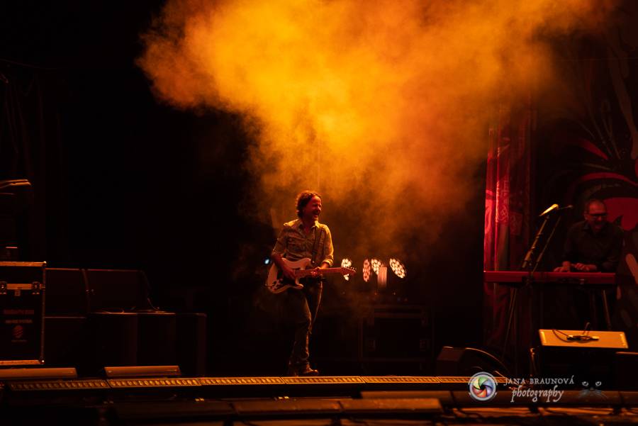 Létofest pokračuje v Plzni: První den odráželi nápor deště Chinaski, Mig 21 i BSP