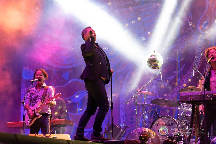 Létofest pokračuje v Plzni: První den odráželi nápor deště Chinaski, Mig 21 i BSP