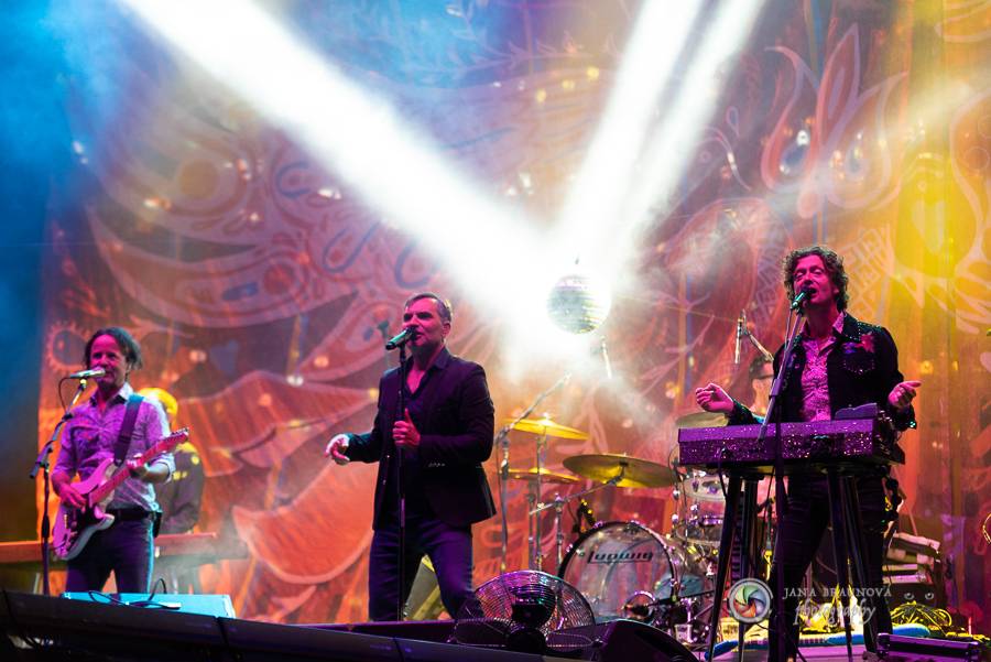 Létofest pokračuje v Plzni: První den odráželi nápor deště Chinaski, Mig 21 i BSP