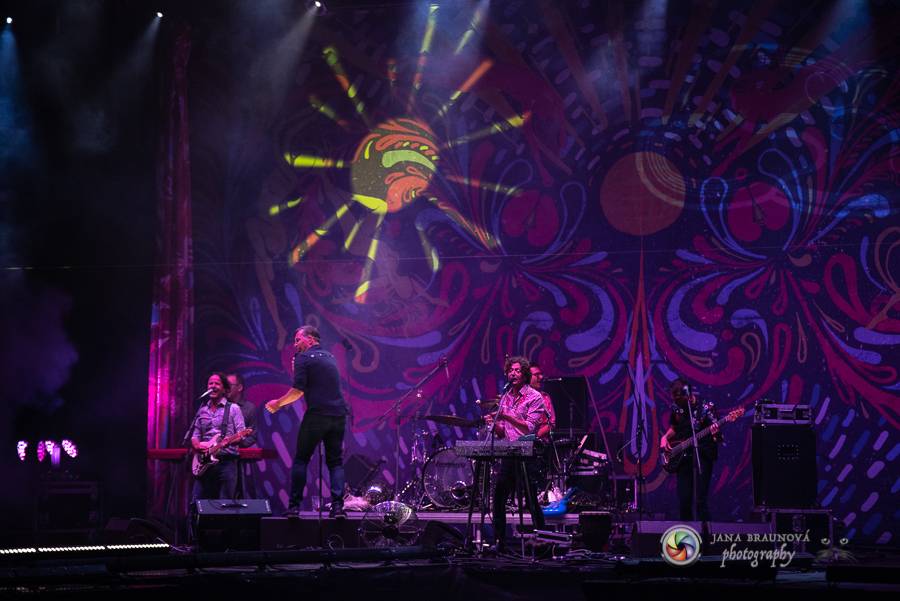 Létofest pokračuje v Plzni: První den odráželi nápor deště Chinaski, Mig 21 i BSP