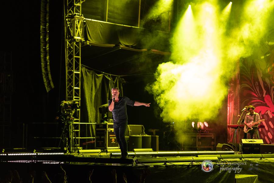 Létofest pokračuje v Plzni: První den odráželi nápor deště Chinaski, Mig 21 i BSP