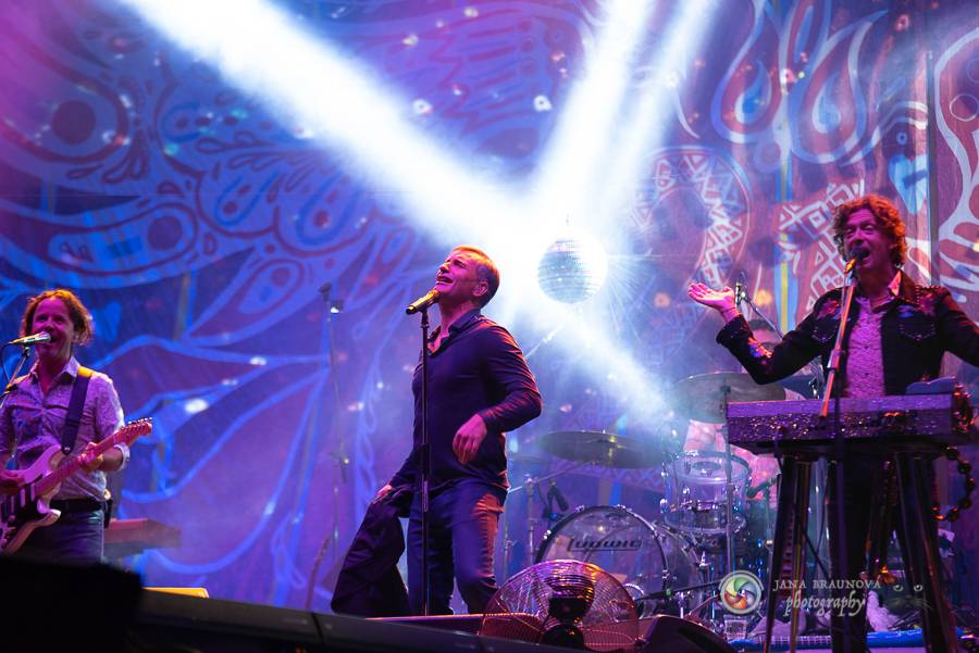 Létofest pokračuje v Plzni: První den odráželi nápor deště Chinaski, Mig 21 i BSP