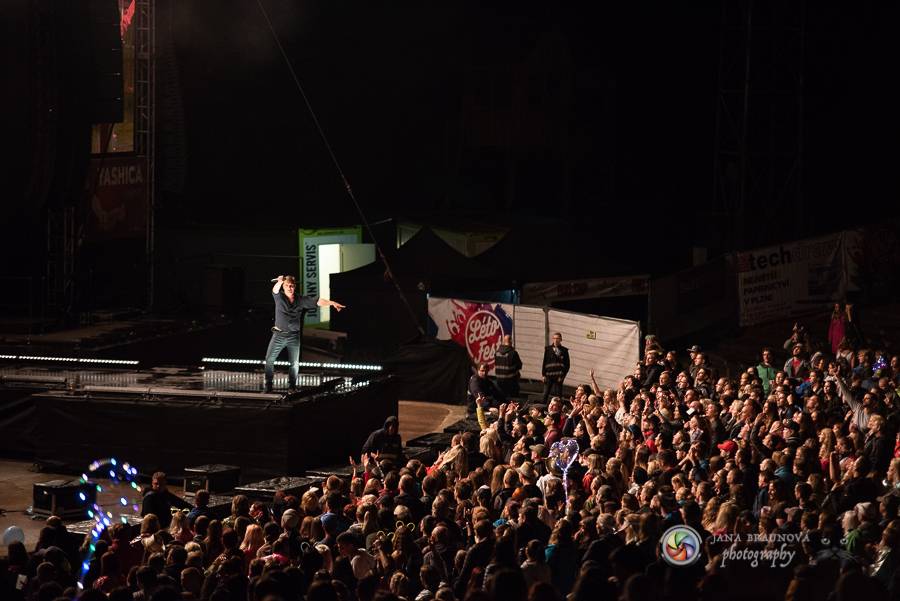 Létofest pokračuje v Plzni: První den odráželi nápor deště Chinaski, Mig 21 i BSP