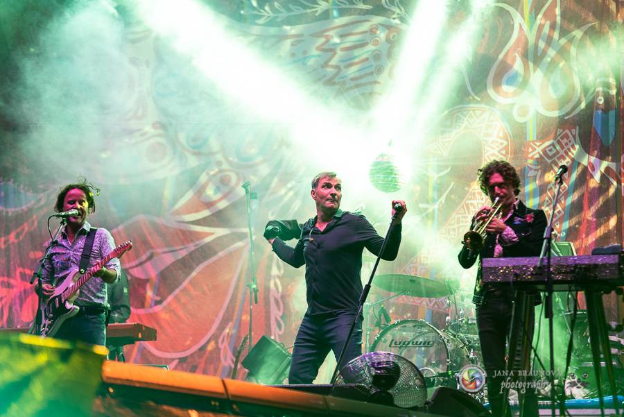 Létofest pokračuje v Plzni: První den odráželi nápor deště Chinaski, Mig 21 i BSP