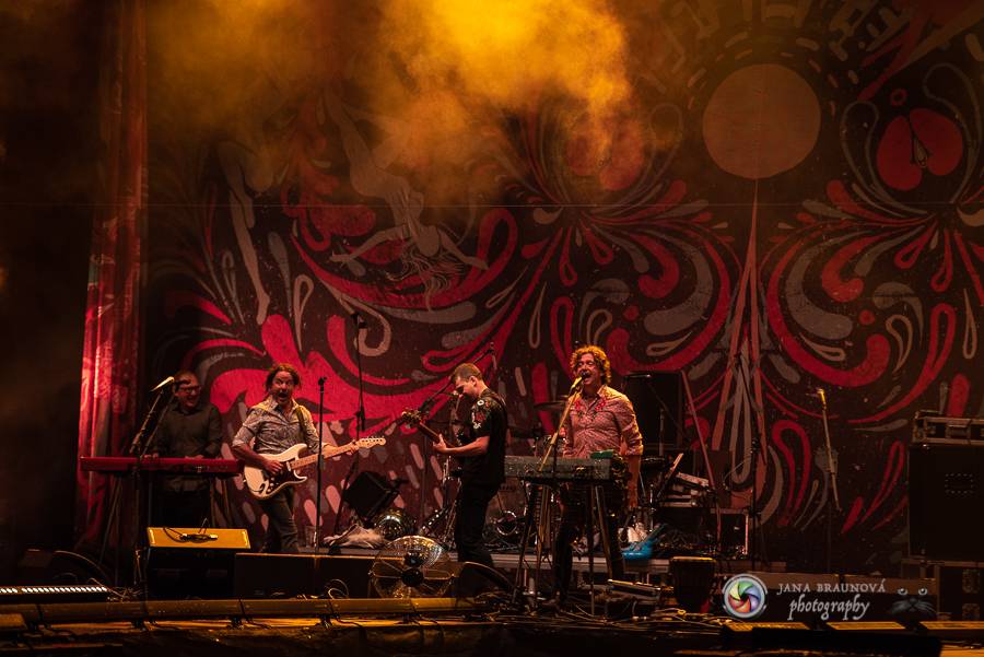 Létofest pokračuje v Plzni: První den odráželi nápor deště Chinaski, Mig 21 i BSP