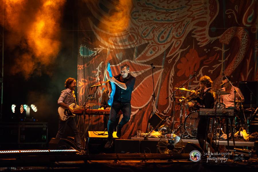 Létofest pokračuje v Plzni: První den odráželi nápor deště Chinaski, Mig 21 i BSP