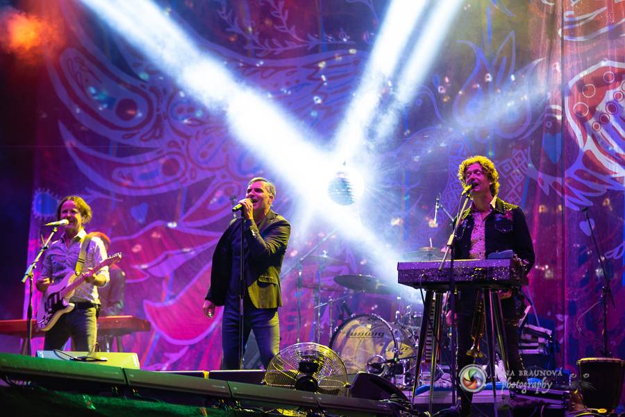 Létofest pokračuje v Plzni: První den odráželi nápor deště Chinaski, Mig 21 i BSP