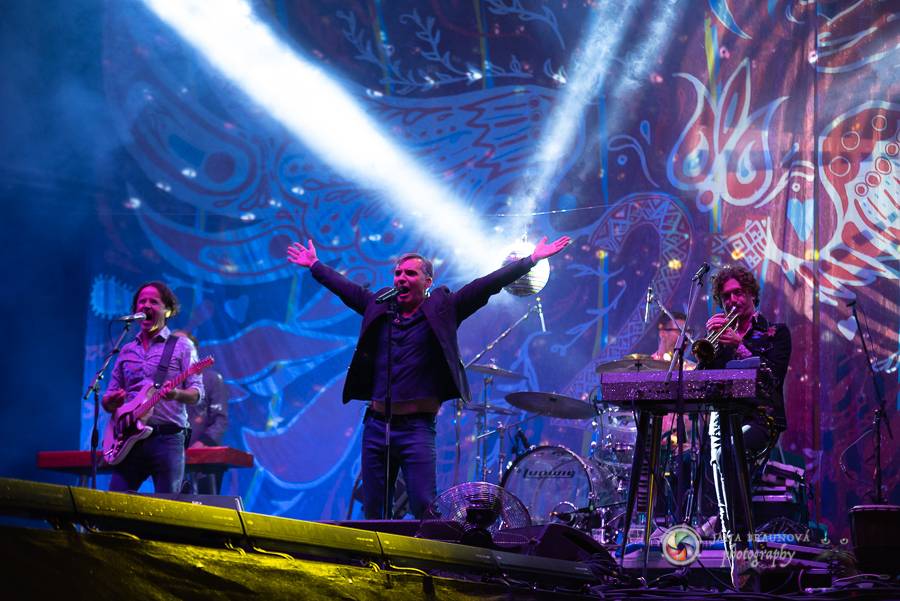 Létofest pokračuje v Plzni: První den odráželi nápor deště Chinaski, Mig 21 i BSP