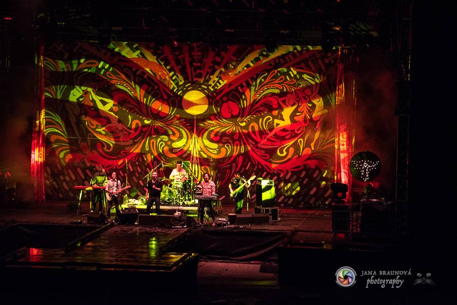 Létofest pokračuje v Plzni: První den odráželi nápor deště Chinaski, Mig 21 i BSP