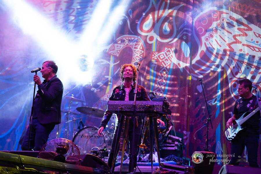 Létofest pokračuje v Plzni: První den odráželi nápor deště Chinaski, Mig 21 i BSP