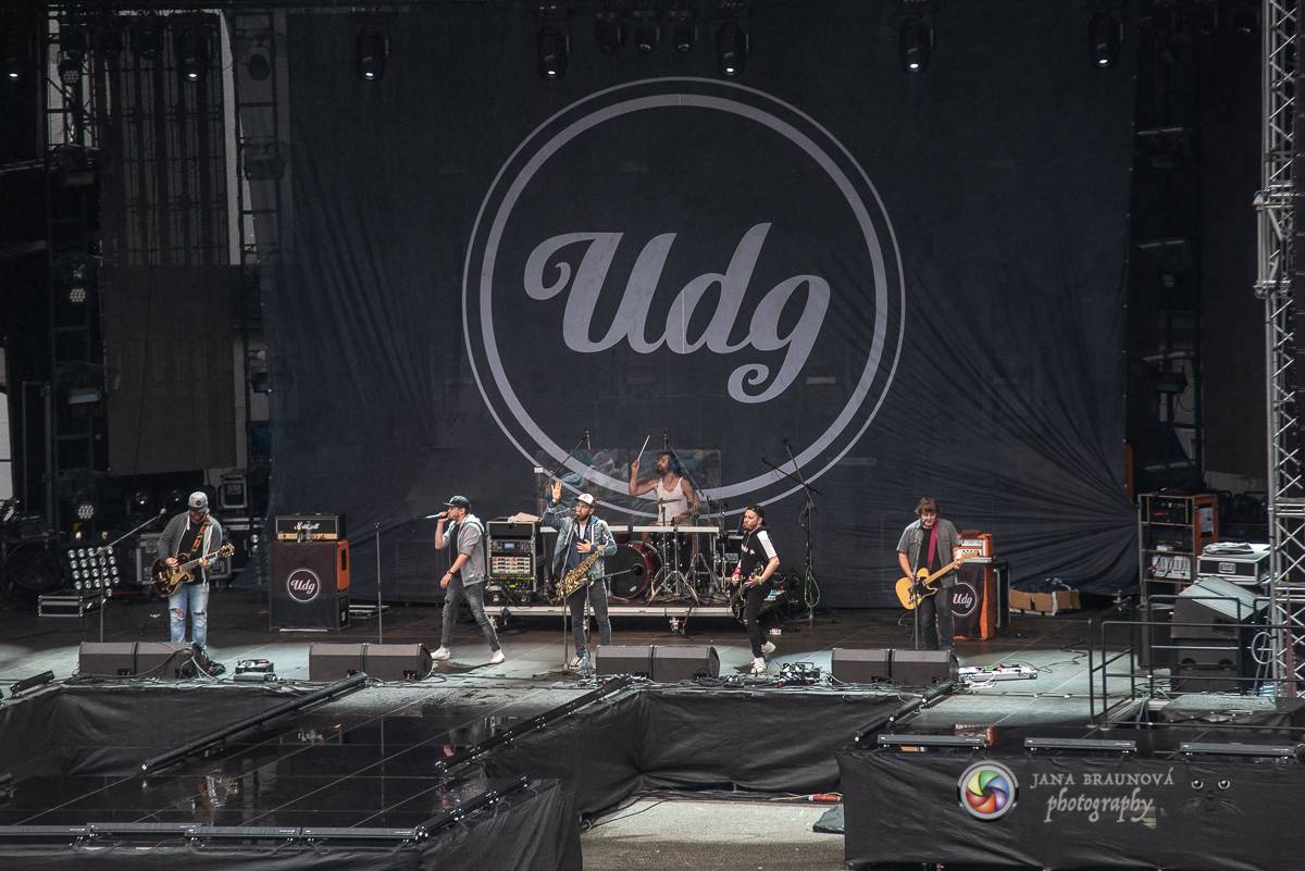 Promočený Létofest v Plzni rozpálili Kabát a Wanastowi Vjecy, Anna K. rozdávala pozitivní energii