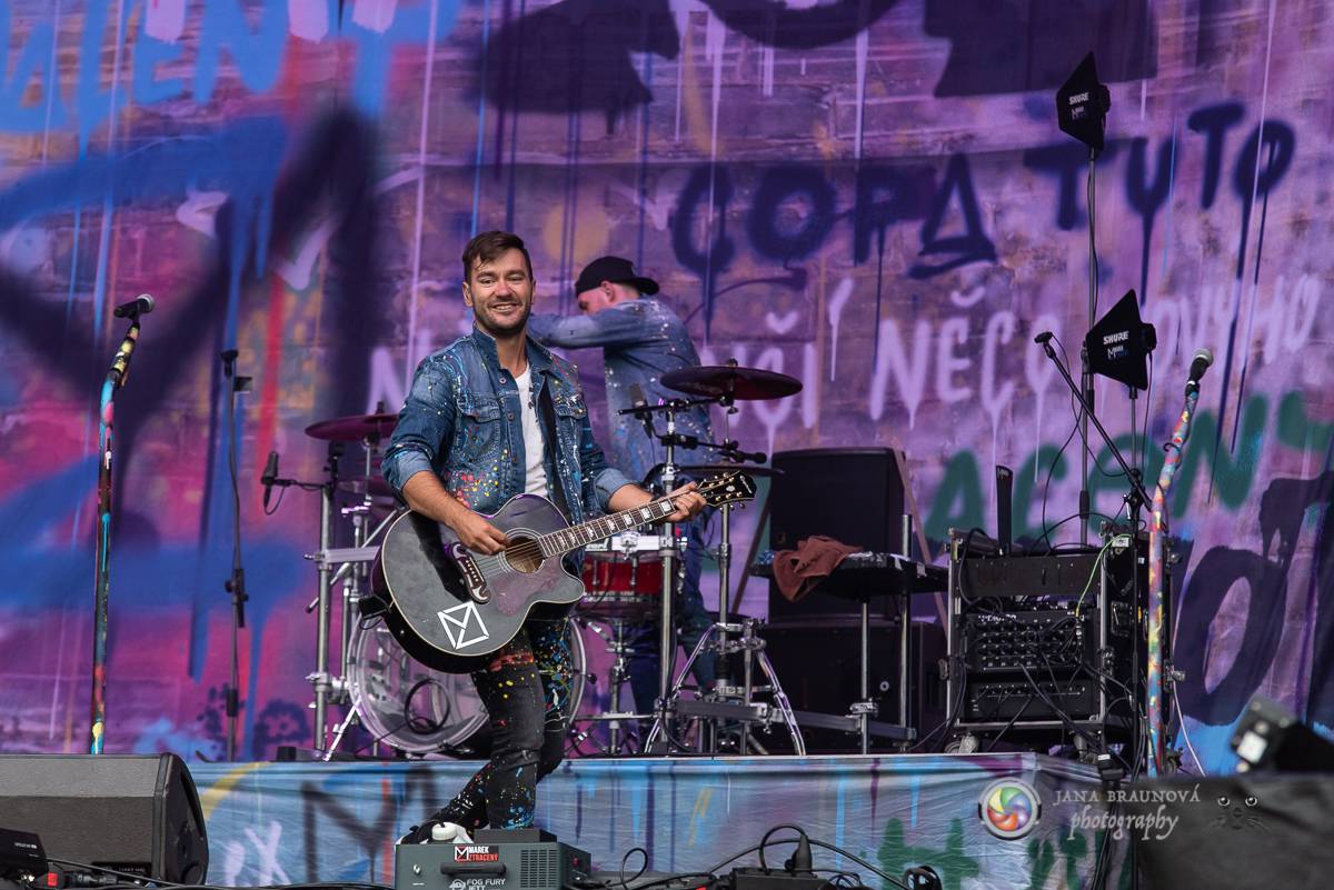 Promočený Létofest v Plzni rozpálili Kabát a Wanastowi Vjecy, Anna K. rozdávala pozitivní energii